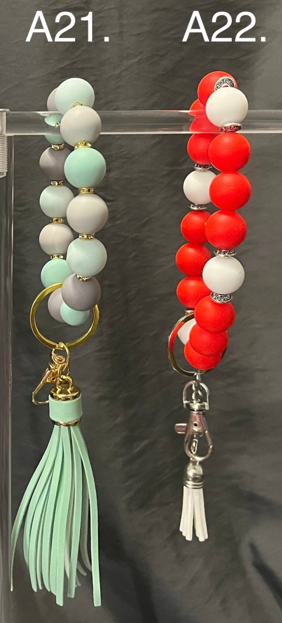 Elegance at Your Fingertips: Stylish Silicon Wristlet Keychain for On-the-Go Convenience!